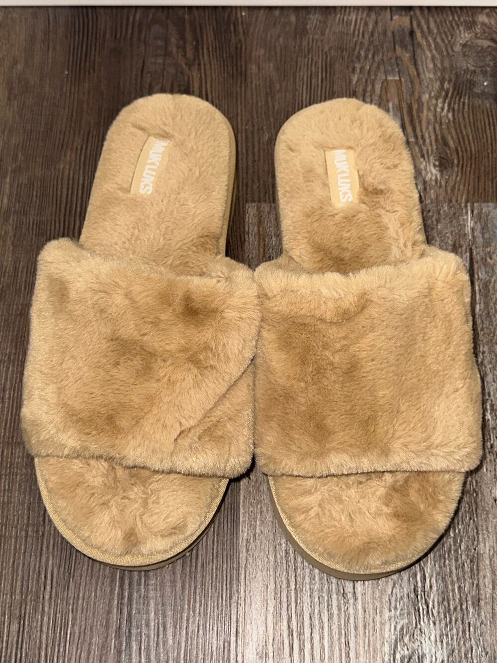 Muk Luks Kirstey faux fur platform slides Irish Cream color sz 9/10